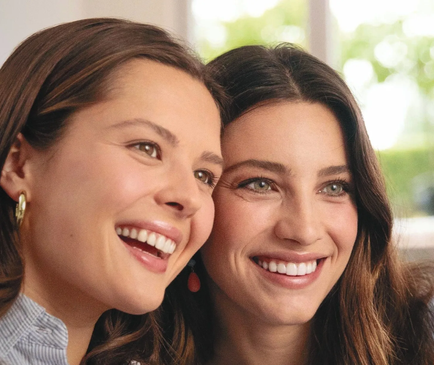 Deux jeunes femmes au sourire lumineux et détendu.